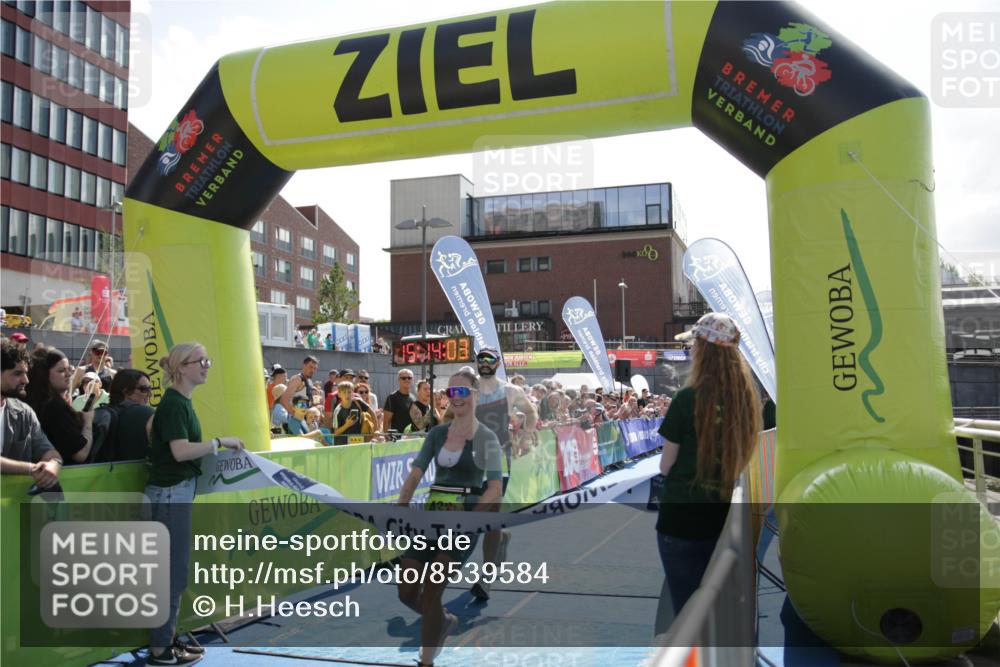 10.08.2025 - GEWOBA Citytriathlon Bremen H.Heesch http://msf.ph/oto/8539584 10.08.2025 15:14:02 Ziel 77, 432 meine-sportfotos.de
