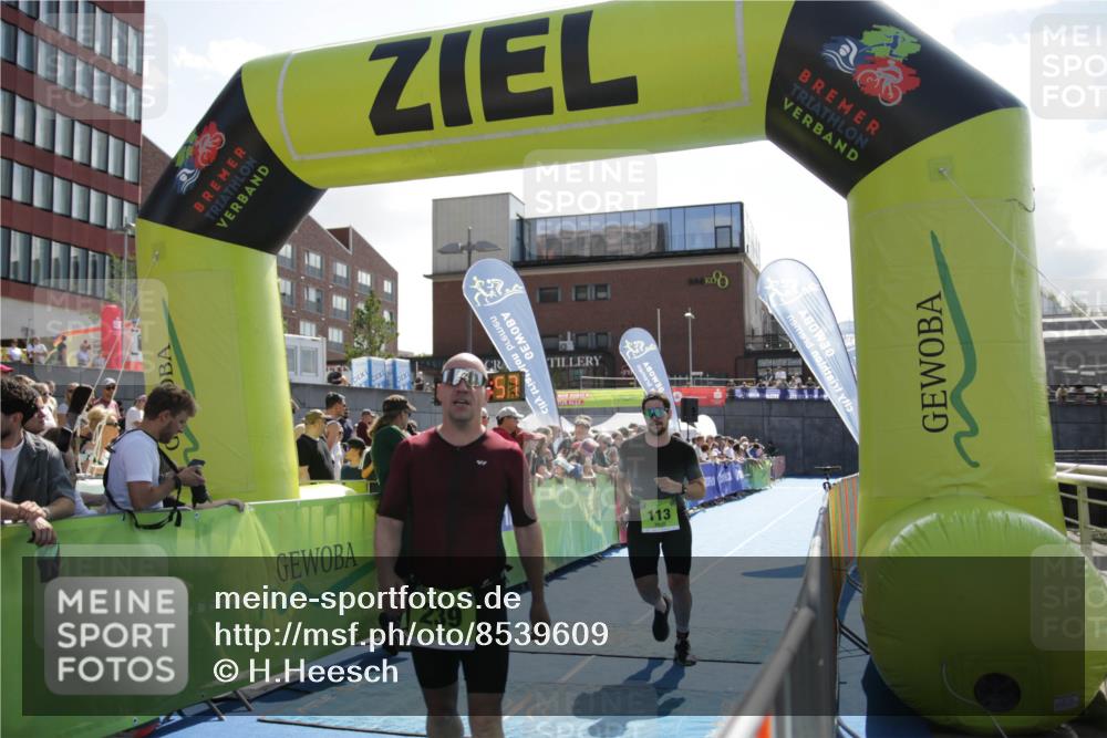 10.08.2025 - GEWOBA Citytriathlon Bremen H.Heesch http://msf.ph/oto/8539609 10.08.2025 15:16:56 Ziel 113, 239 meine-sportfotos.de