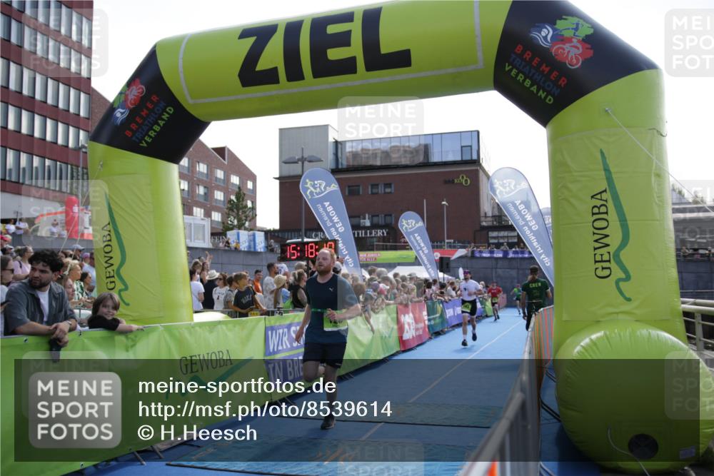 10.08.2025 - GEWOBA Citytriathlon Bremen H.Heesch http://msf.ph/oto/8539614 10.08.2025 15:18:09 Ziel 126, 225, 235 meine-sportfotos.de