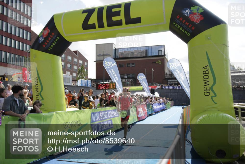 10.08.2025 - GEWOBA Citytriathlon Bremen H.Heesch http://msf.ph/oto/8539640 10.08.2025 15:20:10 Ziel 38, 81, 317 meine-sportfotos.de