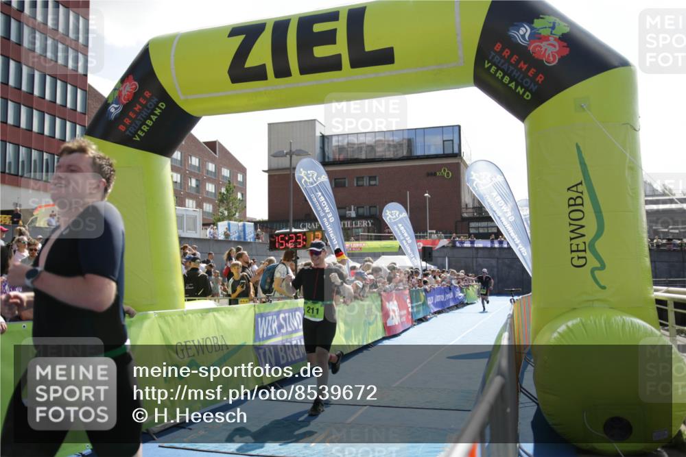 10.08.2025 - GEWOBA Citytriathlon Bremen H.Heesch http://msf.ph/oto/8539672 10.08.2025 15:23:11 Ziel 24, 100, 211 meine-sportfotos.de
