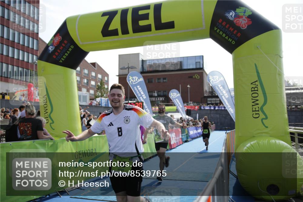 10.08.2025 - GEWOBA Citytriathlon Bremen H.Heesch http://msf.ph/oto/8539765 10.08.2025 15:32:29 Ziel 28, 367, 457, 469 meine-sportfotos.de