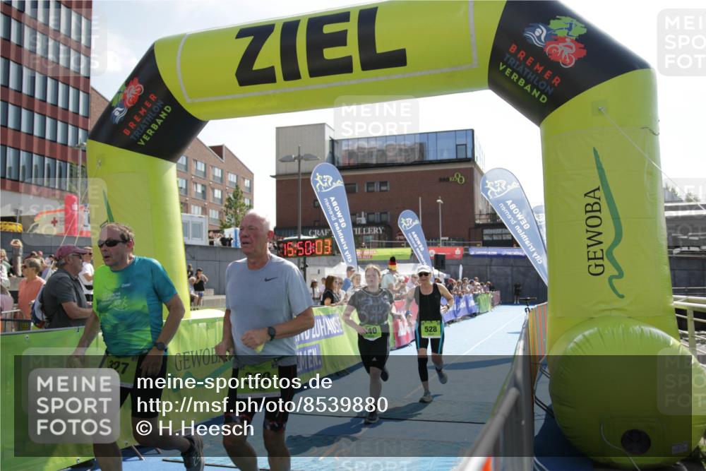 10.08.2025 - GEWOBA Citytriathlon Bremen H.Heesch http://msf.ph/oto/8539880 10.08.2025 15:50:02 Ziel 327, 329, 340, 528 meine-sportfotos.de