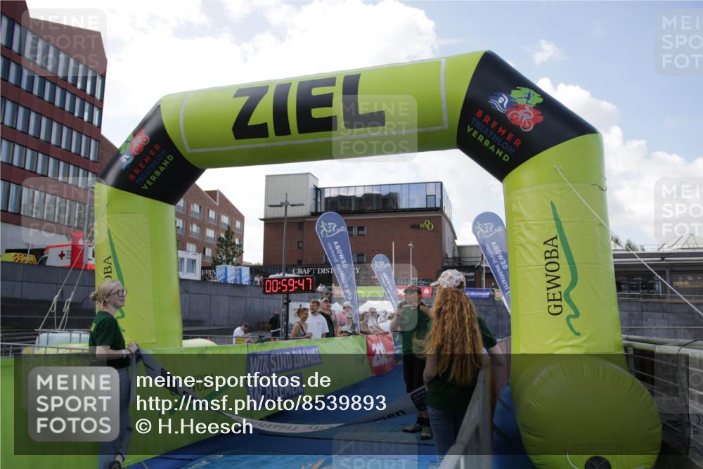 10.08.2025 - GEWOBA Citytriathlon Bremen H.Heesch http://msf.ph/oto/8539893 10.08.2025 11:03:25 Ziel  meine-sportfotos.de