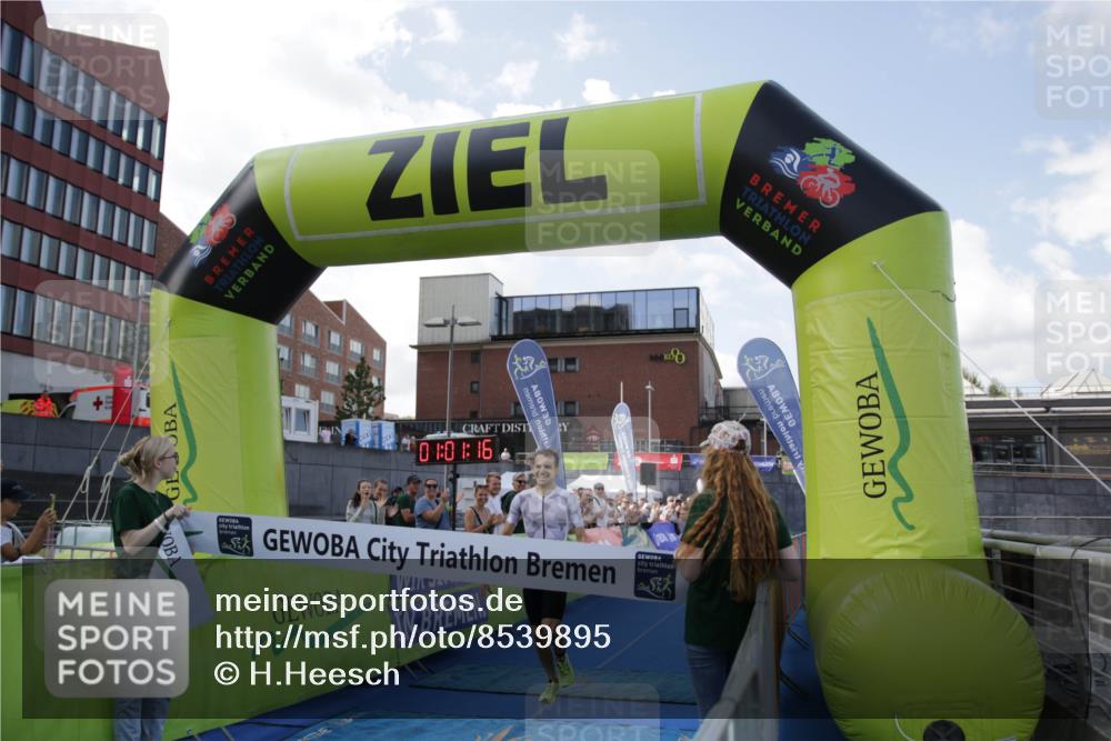 10.08.2025 - GEWOBA Citytriathlon Bremen H.Heesch http://msf.ph/oto/8539895 10.08.2025 11:04:53 Ziel 375 meine-sportfotos.de
