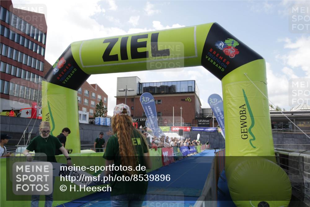 10.08.2025 - GEWOBA Citytriathlon Bremen H.Heesch http://msf.ph/oto/8539896 10.08.2025 11:05:04 Ziel 375 meine-sportfotos.de