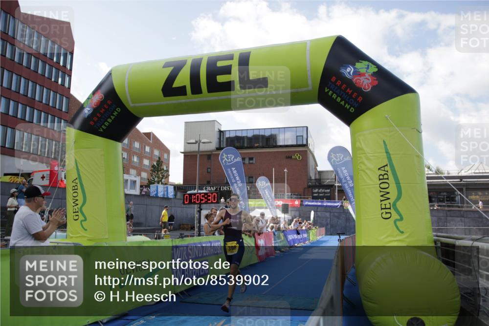 10.08.2025 - GEWOBA Citytriathlon Bremen H.Heesch http://msf.ph/oto/8539902 10.08.2025 11:09:07 Ziel 398 meine-sportfotos.de