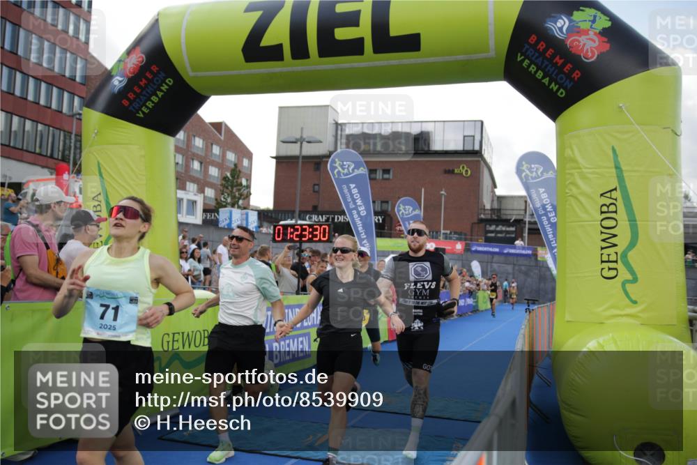 10.08.2025 - GEWOBA Citytriathlon Bremen H.Heesch http://msf.ph/oto/8539909 10.08.2025 11:27:06 Ziel 71, 239, 426, 428, 473 meine-sportfotos.de