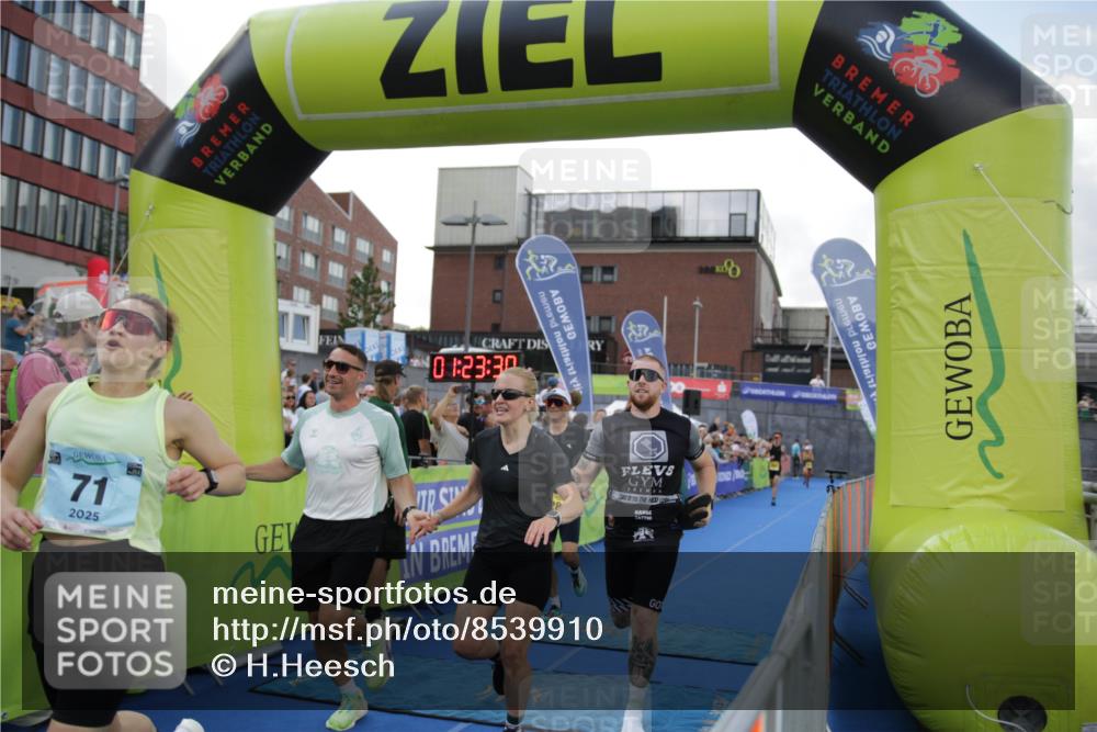 10.08.2025 - GEWOBA Citytriathlon Bremen H.Heesch http://msf.ph/oto/8539910 10.08.2025 11:27:06 Ziel 71, 239, 426, 428, 473 meine-sportfotos.de