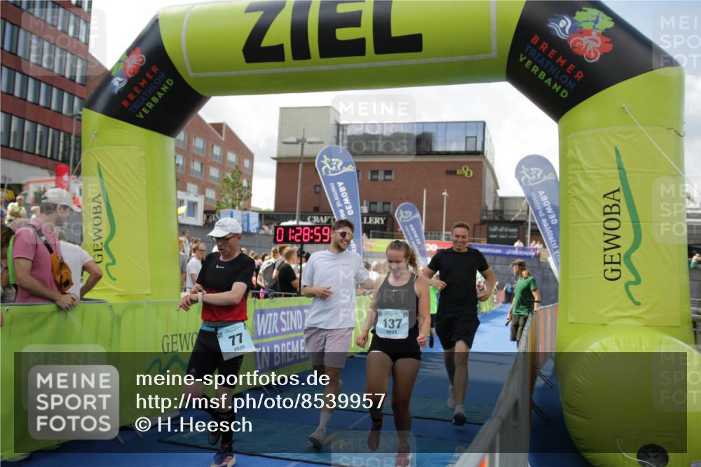 10.08.2025 - GEWOBA Citytriathlon Bremen H.Heesch http://msf.ph/oto/8539957 10.08.2025 11:32:35 Ziel 77, 137, 356, 400 meine-sportfotos.de