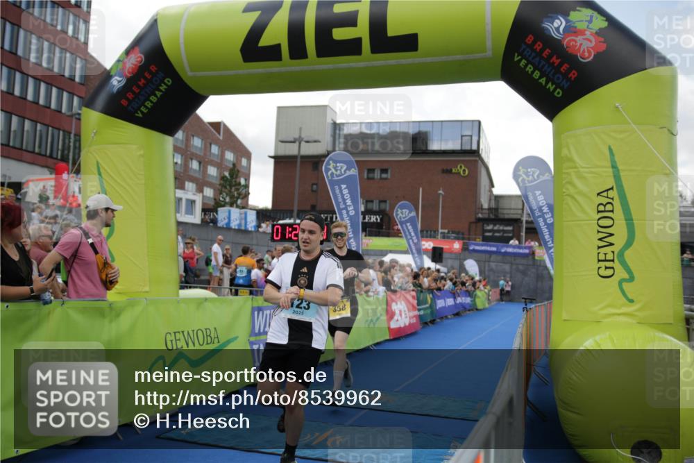 10.08.2025 - GEWOBA Citytriathlon Bremen H.Heesch http://msf.ph/oto/8539962 10.08.2025 11:33:10 Ziel 1, 123, 358, 421 meine-sportfotos.de