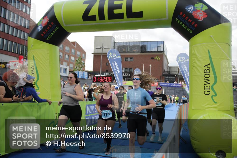 10.08.2025 - GEWOBA Citytriathlon Bremen H.Heesch http://msf.ph/oto/8539970 10.08.2025 11:35:45 Ziel 115, 247 meine-sportfotos.de