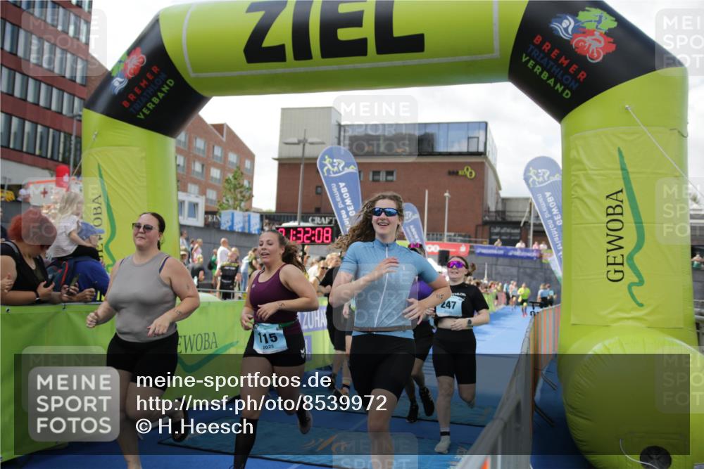 10.08.2025 - GEWOBA Citytriathlon Bremen H.Heesch http://msf.ph/oto/8539972 10.08.2025 11:35:45 Ziel 115, 247 meine-sportfotos.de