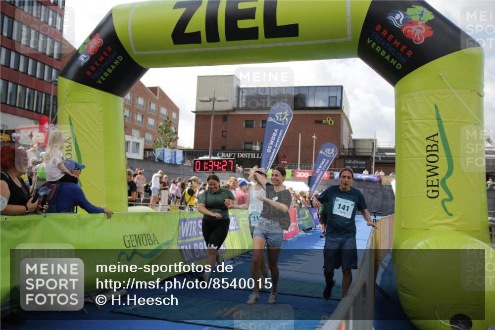 10.08.2025 - GEWOBA Citytriathlon Bremen H.Heesch http://msf.ph/oto/8540015 10.08.2025 11:38:04 Ziel 111, 141 meine-sportfotos.de