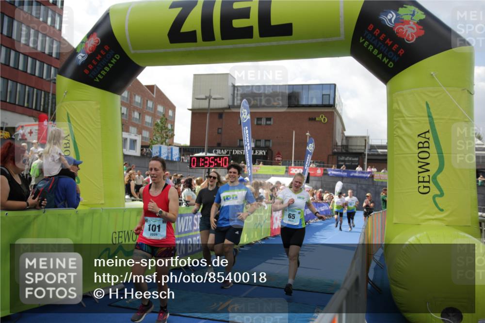 10.08.2025 - GEWOBA Citytriathlon Bremen H.Heesch http://msf.ph/oto/8540018 10.08.2025 11:39:17 Ziel 65, 101, 427 meine-sportfotos.de