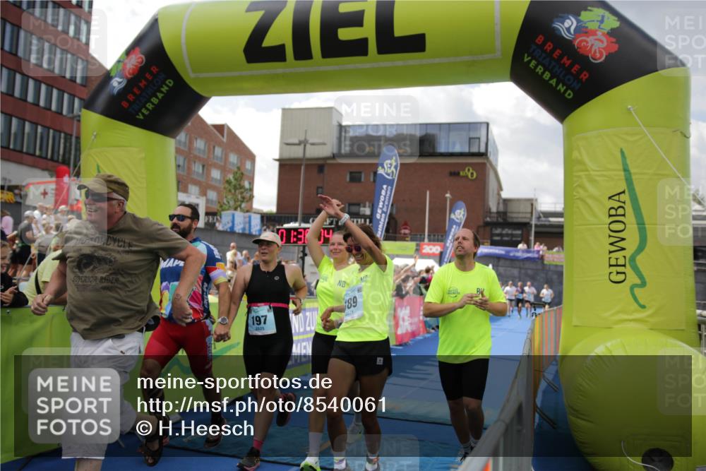 10.08.2025 - GEWOBA Citytriathlon Bremen H.Heesch http://msf.ph/oto/8540061 10.08.2025 11:41:41 Ziel 15, 59, 189, 197, 444 meine-sportfotos.de