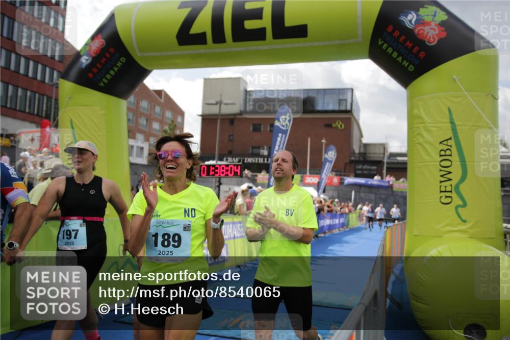 10.08.2025 - GEWOBA Citytriathlon Bremen H.Heesch http://msf.ph/oto/8540065 10.08.2025 11:41:41 Ziel 15, 59, 189, 197, 444 meine-sportfotos.de