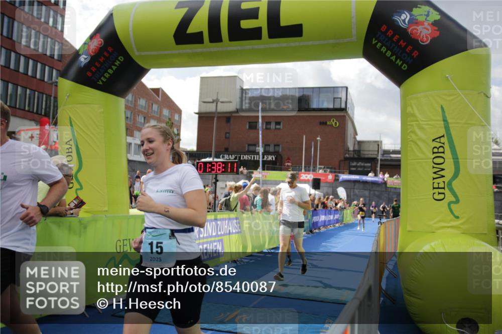 10.08.2025 - GEWOBA Citytriathlon Bremen H.Heesch http://msf.ph/oto/8540087 10.08.2025 11:41:48 Ziel 15, 189, 197 meine-sportfotos.de