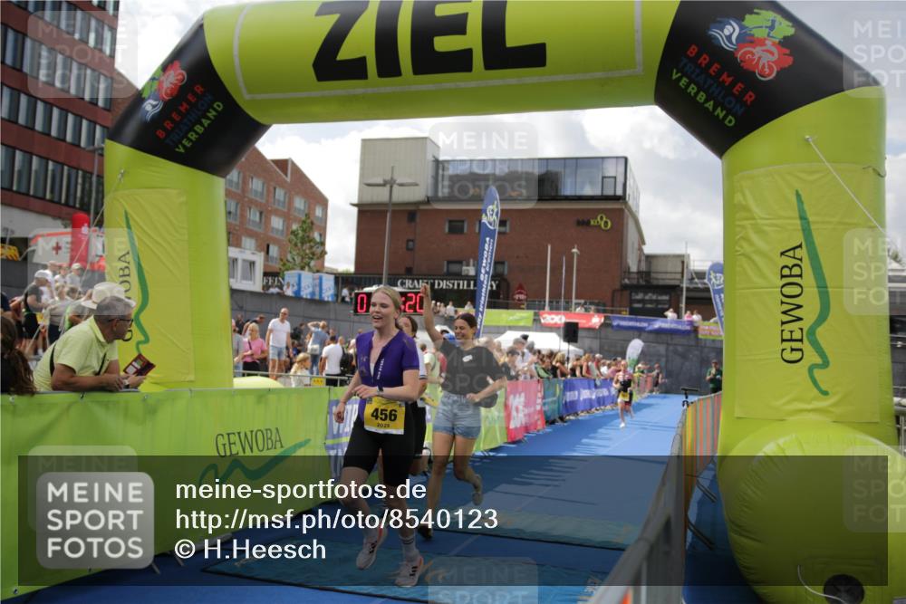 10.08.2025 - GEWOBA Citytriathlon Bremen H.Heesch http://msf.ph/oto/8540123 10.08.2025 11:41:57 Ziel 191, 440, 451, 456 meine-sportfotos.de
