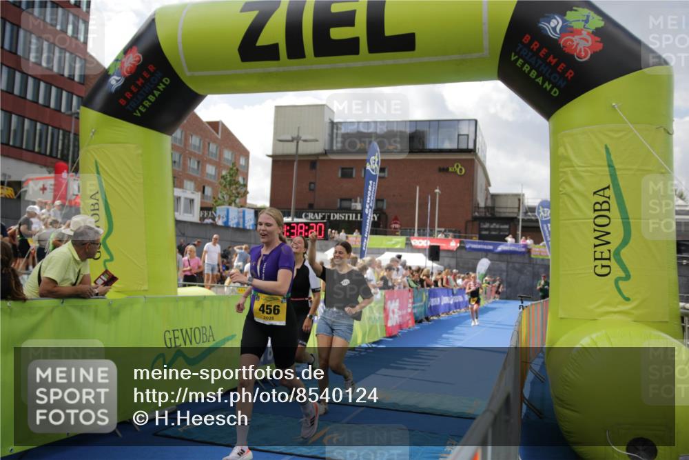 10.08.2025 - GEWOBA Citytriathlon Bremen H.Heesch http://msf.ph/oto/8540124 10.08.2025 11:41:57 Ziel 191, 440, 451, 456 meine-sportfotos.de