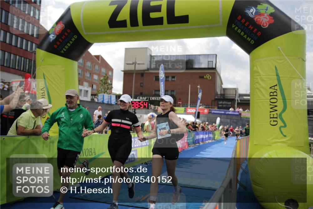 10.08.2025 - GEWOBA Citytriathlon Bremen H.Heesch http://msf.ph/oto/8540152 10.08.2025 11:42:31 Ziel 235, 476 meine-sportfotos.de