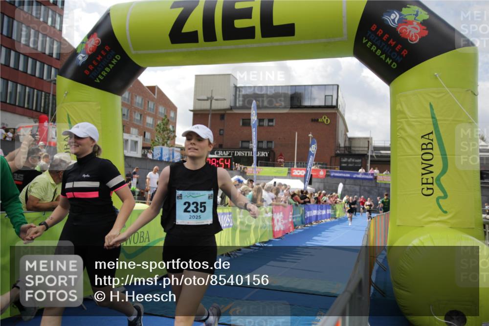 10.08.2025 - GEWOBA Citytriathlon Bremen H.Heesch http://msf.ph/oto/8540156 10.08.2025 11:42:31 Ziel 235, 476 meine-sportfotos.de