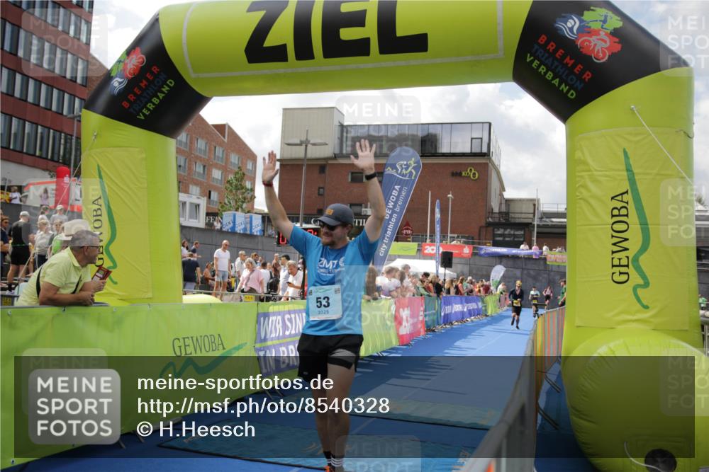 10.08.2025 - GEWOBA Citytriathlon Bremen H.Heesch http://msf.ph/oto/8540328 10.08.2025 11:42:49 Ziel 53, 139, 447, 463 meine-sportfotos.de