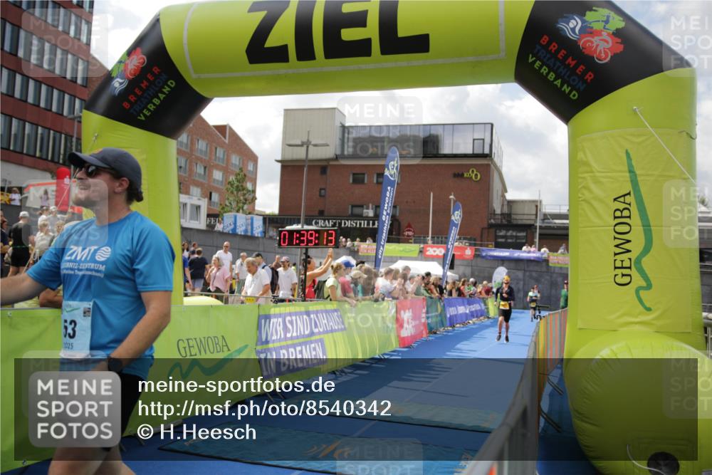 10.08.2025 - GEWOBA Citytriathlon Bremen H.Heesch http://msf.ph/oto/8540342 10.08.2025 11:42:50 Ziel 53, 139, 447, 463 meine-sportfotos.de
