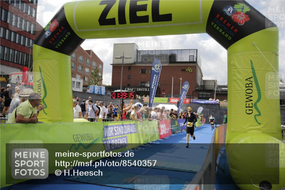 10.08.2025 - GEWOBA Citytriathlon Bremen H.Heesch http://msf.ph/oto/8540357 10.08.2025 11:42:52 Ziel 53, 139, 463 meine-sportfotos.de