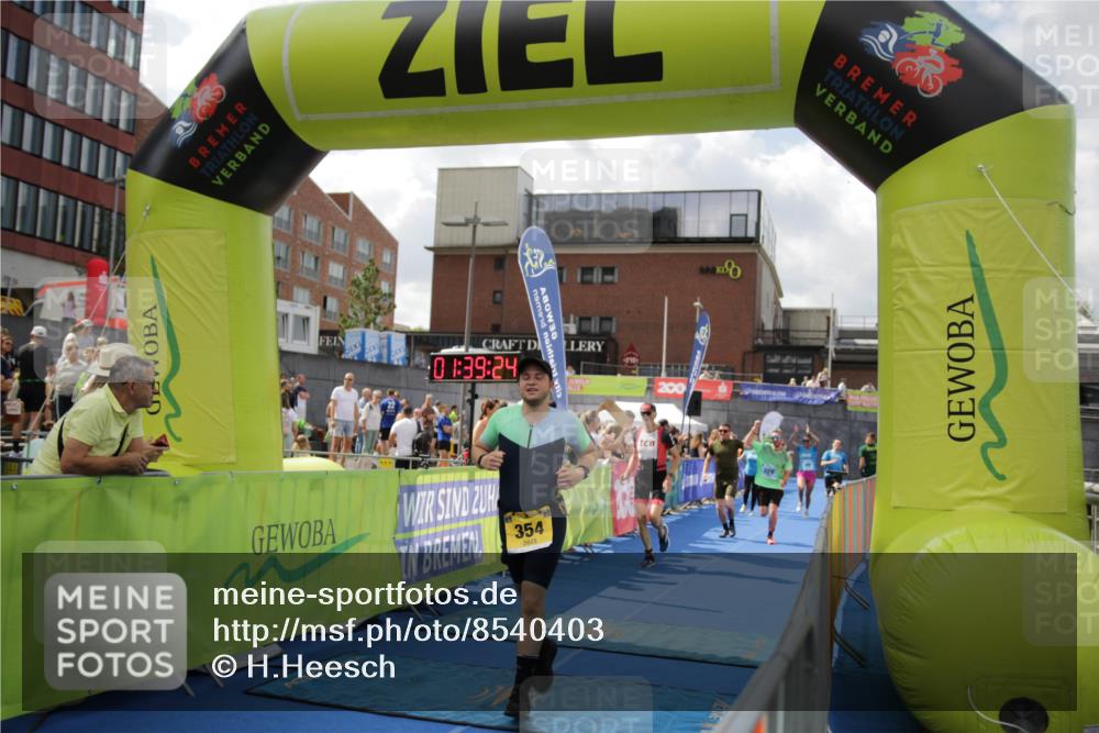 10.08.2025 - GEWOBA Citytriathlon Bremen H.Heesch http://msf.ph/oto/8540403 10.08.2025 11:43:01 Ziel 354, 355, 506 meine-sportfotos.de