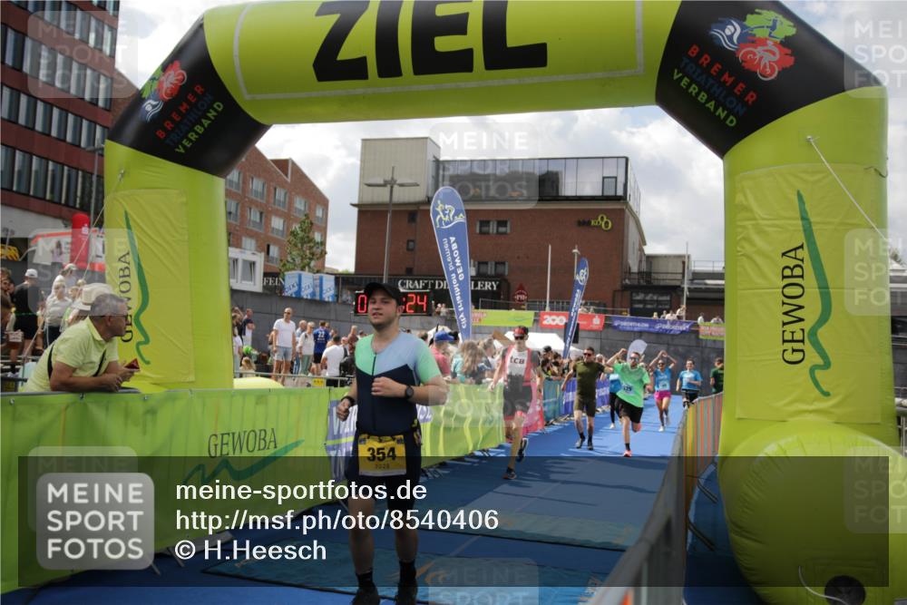10.08.2025 - GEWOBA Citytriathlon Bremen H.Heesch http://msf.ph/oto/8540406 10.08.2025 11:43:01 Ziel 354, 355, 506 meine-sportfotos.de
