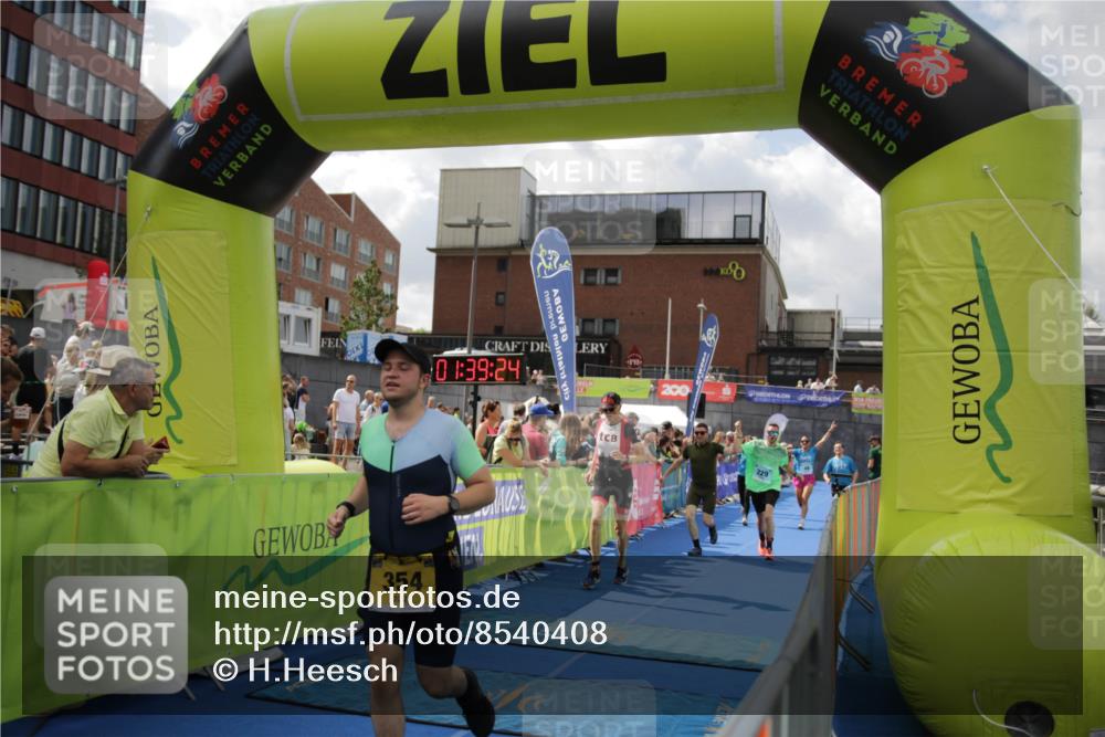 10.08.2025 - GEWOBA Citytriathlon Bremen H.Heesch http://msf.ph/oto/8540408 10.08.2025 11:43:01 Ziel 354, 355, 506 meine-sportfotos.de