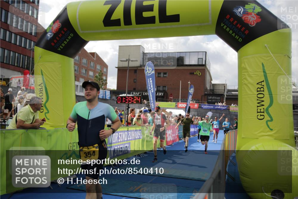 10.08.2025 - GEWOBA Citytriathlon Bremen H.Heesch http://msf.ph/oto/8540410 10.08.2025 11:43:01 Ziel 354, 355, 506 meine-sportfotos.de