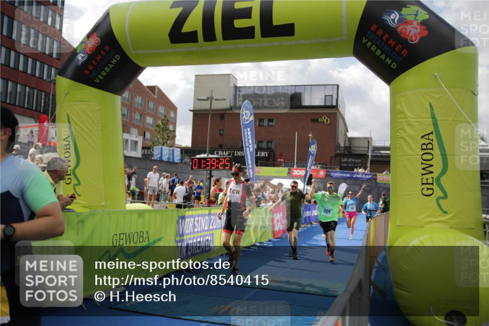 10.08.2025 - GEWOBA Citytriathlon Bremen H.Heesch http://msf.ph/oto/8540415 10.08.2025 11:43:02 Ziel 354, 355, 506 meine-sportfotos.de
