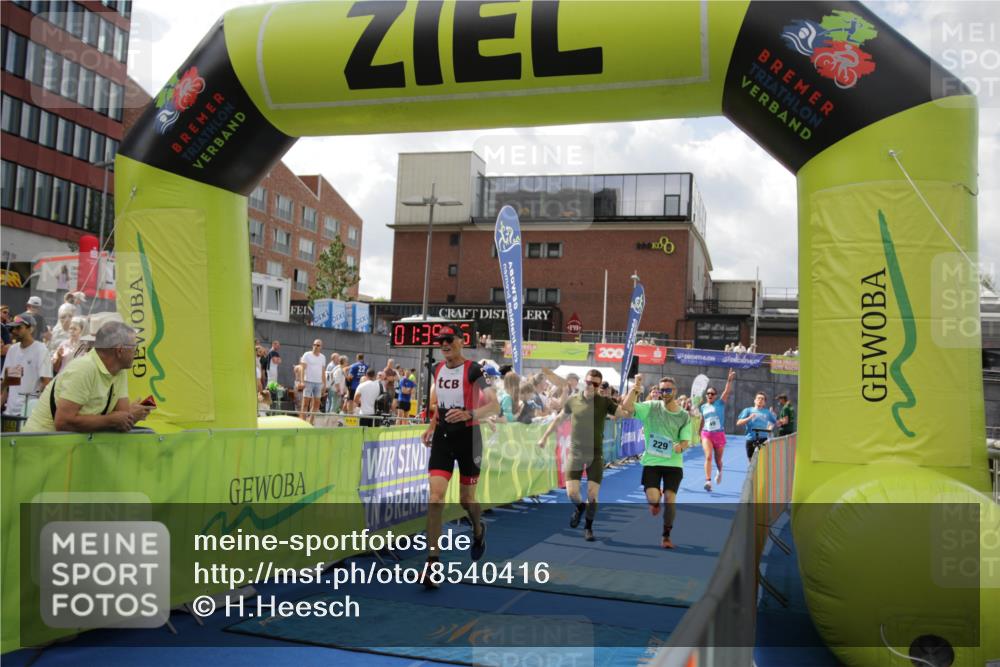 10.08.2025 - GEWOBA Citytriathlon Bremen H.Heesch http://msf.ph/oto/8540416 10.08.2025 11:43:02 Ziel 354, 355, 506 meine-sportfotos.de
