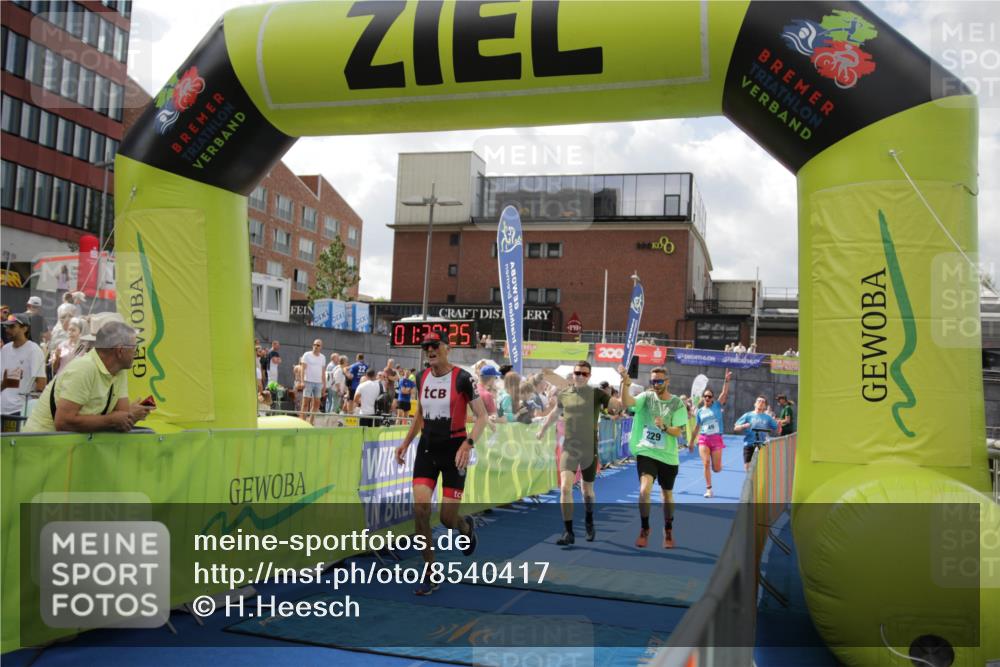 10.08.2025 - GEWOBA Citytriathlon Bremen H.Heesch http://msf.ph/oto/8540417 10.08.2025 11:43:02 Ziel 354, 355, 506 meine-sportfotos.de