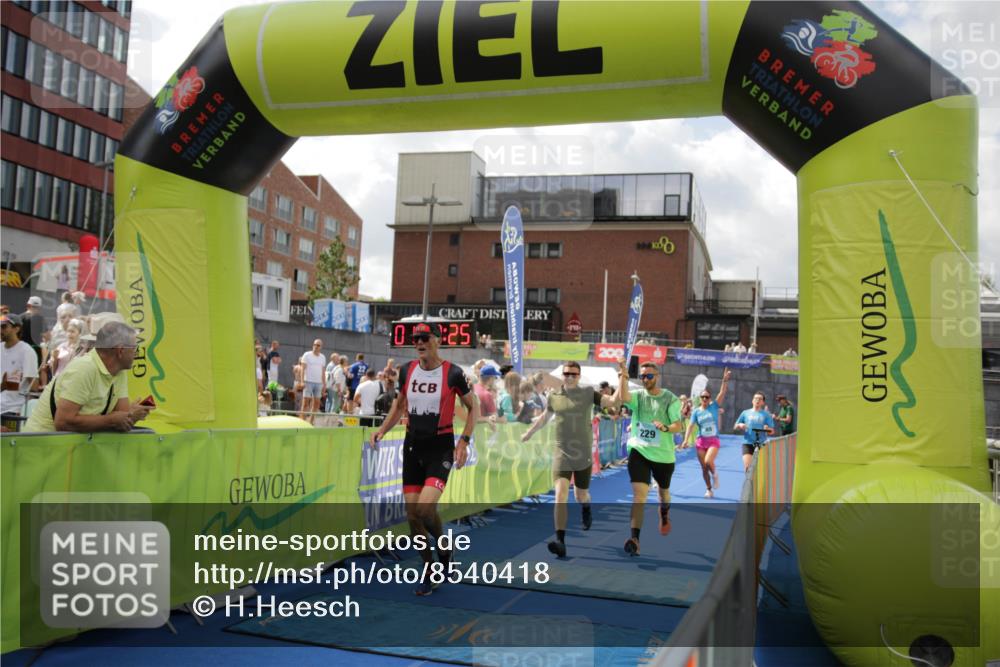 10.08.2025 - GEWOBA Citytriathlon Bremen H.Heesch http://msf.ph/oto/8540418 10.08.2025 11:43:02 Ziel 354, 355, 506 meine-sportfotos.de