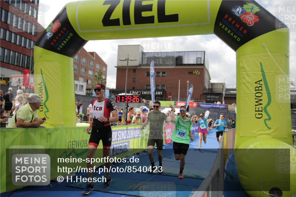 10.08.2025 - GEWOBA Citytriathlon Bremen H.Heesch http://msf.ph/oto/8540423 10.08.2025 11:43:03 Ziel 49, 354, 355, 506 meine-sportfotos.de