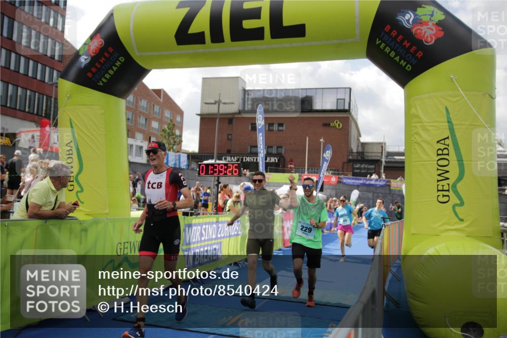 10.08.2025 - GEWOBA Citytriathlon Bremen H.Heesch http://msf.ph/oto/8540424 10.08.2025 11:43:03 Ziel 49, 354, 355, 506 meine-sportfotos.de