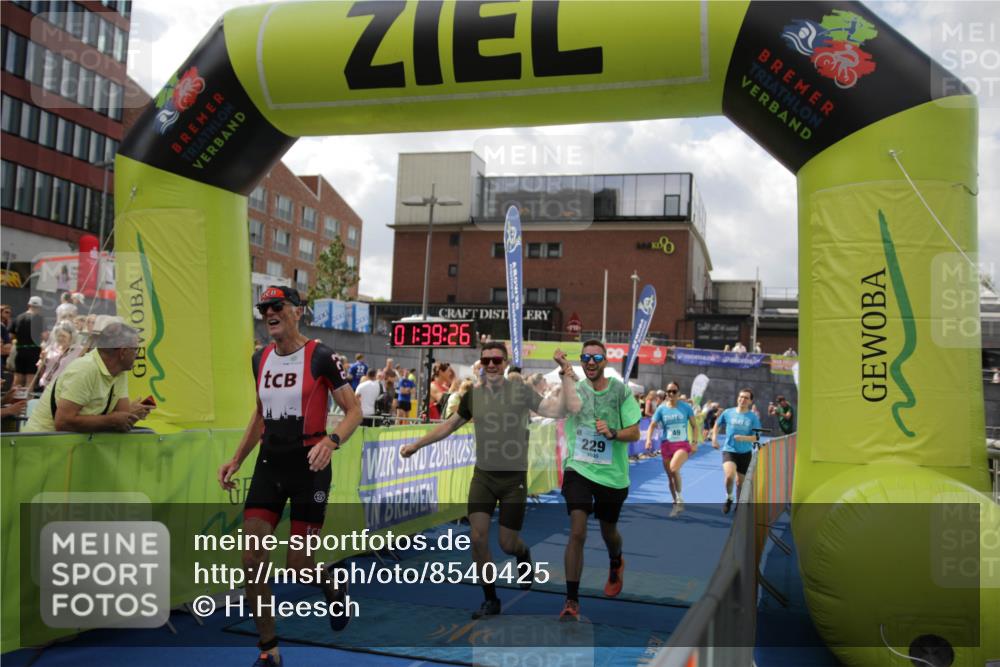 10.08.2025 - GEWOBA Citytriathlon Bremen H.Heesch http://msf.ph/oto/8540425 10.08.2025 11:43:03 Ziel 49, 354, 355, 506 meine-sportfotos.de