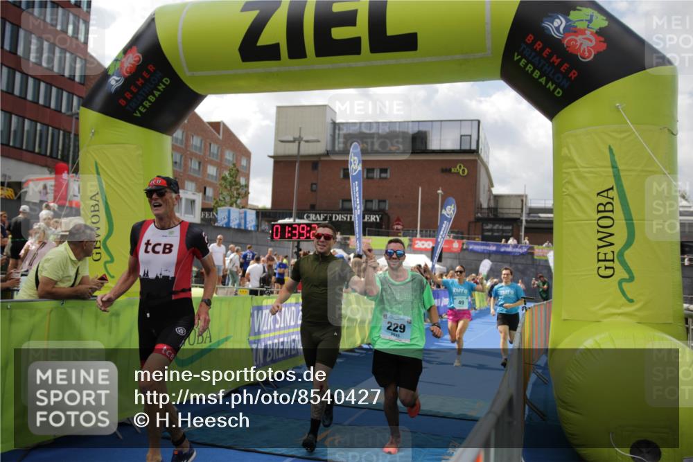 10.08.2025 - GEWOBA Citytriathlon Bremen H.Heesch http://msf.ph/oto/8540427 10.08.2025 11:43:03 Ziel 49, 354, 355, 506 meine-sportfotos.de