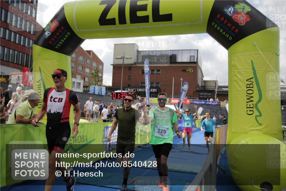 10.08.2025 - GEWOBA Citytriathlon Bremen H.Heesch http://msf.ph/oto/8540428 10.08.2025 11:43:03 Ziel 49, 354, 355, 506 meine-sportfotos.de