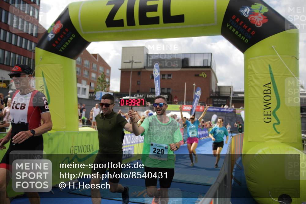 10.08.2025 - GEWOBA Citytriathlon Bremen H.Heesch http://msf.ph/oto/8540431 10.08.2025 11:43:04 Ziel 49, 354, 355, 506 meine-sportfotos.de