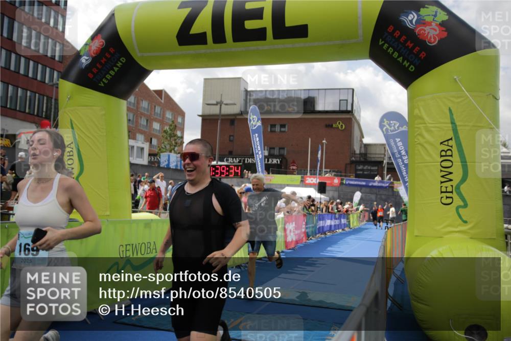 10.08.2025 - GEWOBA Citytriathlon Bremen H.Heesch http://msf.ph/oto/8540505 10.08.2025 11:43:11 Ziel 49, 169, 229, 354, 506 meine-sportfotos.de