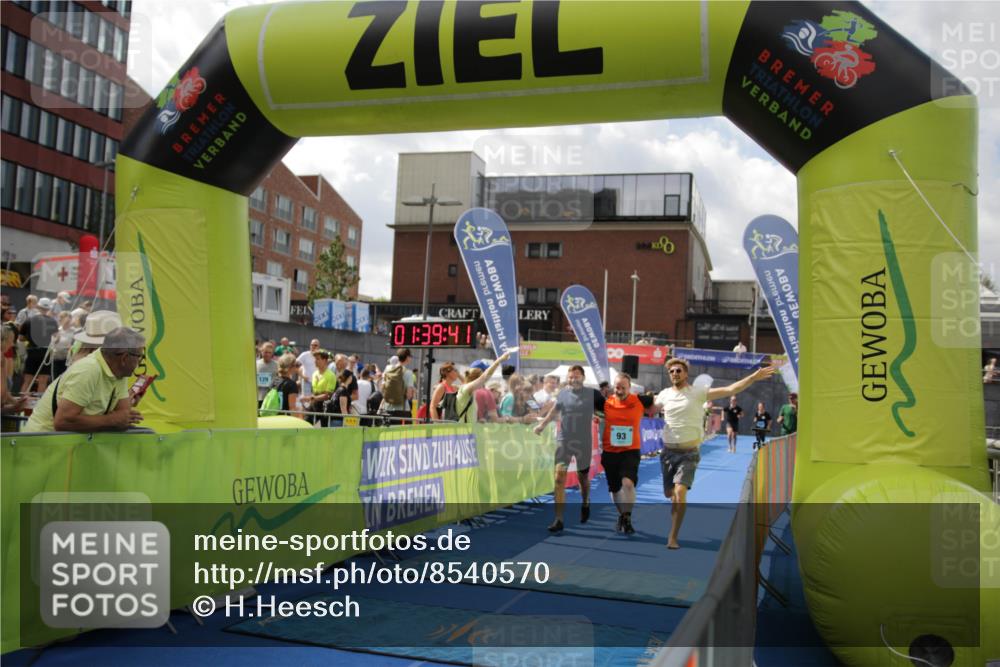 10.08.2025 - GEWOBA Citytriathlon Bremen H.Heesch http://msf.ph/oto/8540570 10.08.2025 11:43:18 Ziel 93, 169, 229 meine-sportfotos.de