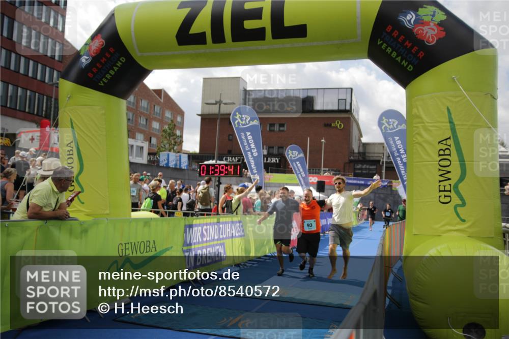 10.08.2025 - GEWOBA Citytriathlon Bremen H.Heesch http://msf.ph/oto/8540572 10.08.2025 11:43:18 Ziel 93, 169, 229 meine-sportfotos.de