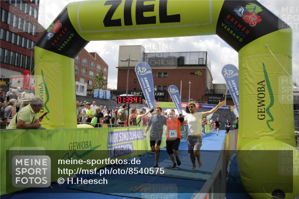10.08.2025 - GEWOBA Citytriathlon Bremen H.Heesch http://msf.ph/oto/8540575 10.08.2025 11:43:18 Ziel 93, 169, 229 meine-sportfotos.de