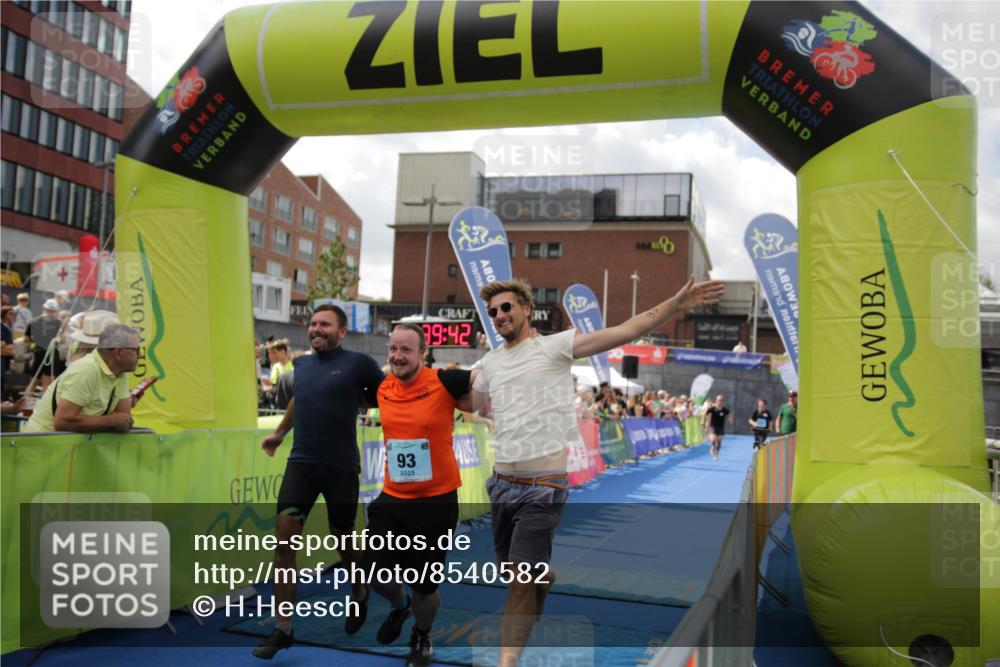 10.08.2025 - GEWOBA Citytriathlon Bremen H.Heesch http://msf.ph/oto/8540582 10.08.2025 11:43:19 Ziel 93, 169 meine-sportfotos.de