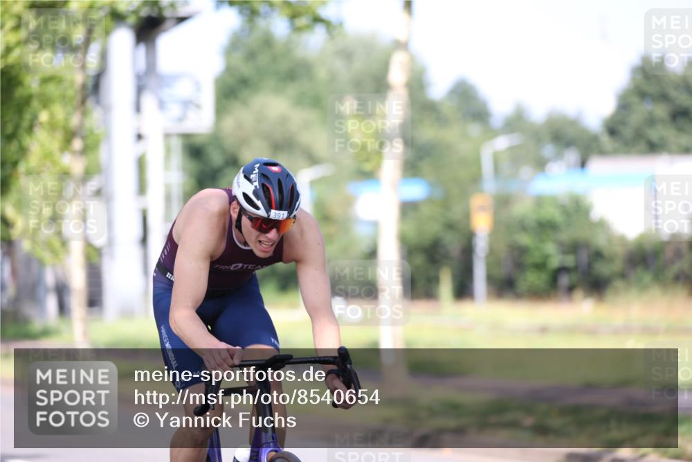 10.08.2025 - GEWOBA Citytriathlon Bremen Yannick Fuchs http://msf.ph/oto/8540654 10.08.2025 10:24:04 Radfahren 374, 391 meine-sportfotos.de