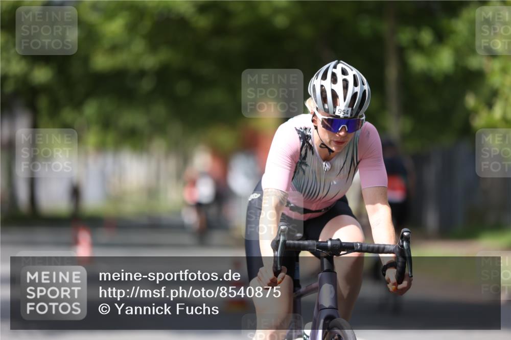 10.08.2025 - GEWOBA Citytriathlon Bremen Yannick Fuchs http://msf.ph/oto/8540875 10.08.2025 12:43:56 Radfahren 608, 907, 908, 954, 1012, 1036 meine-sportfotos.de